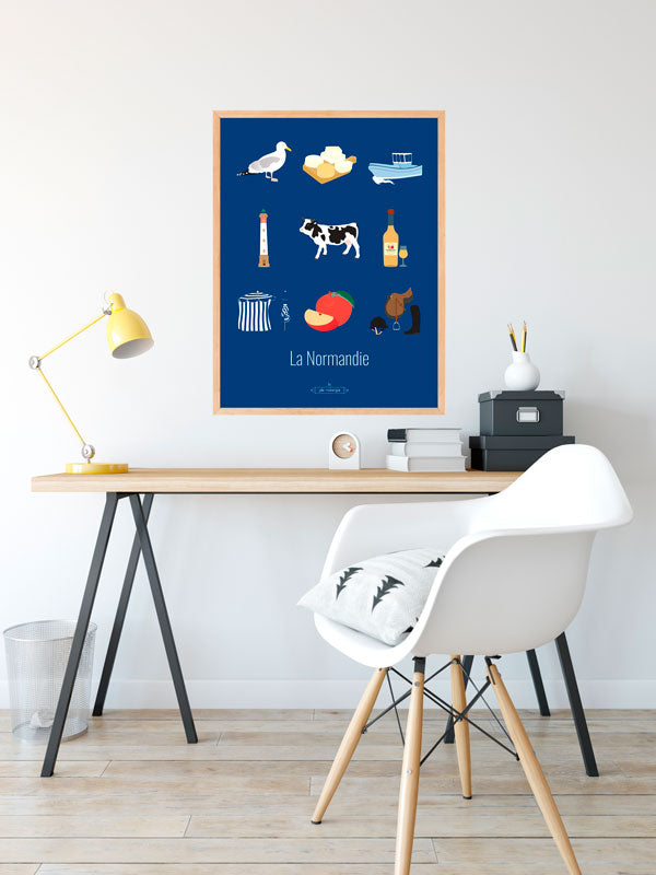 Illustration La Normandie – Les Iconiques exposée dans une pièce chaleureuse, ambiance bord de mer.