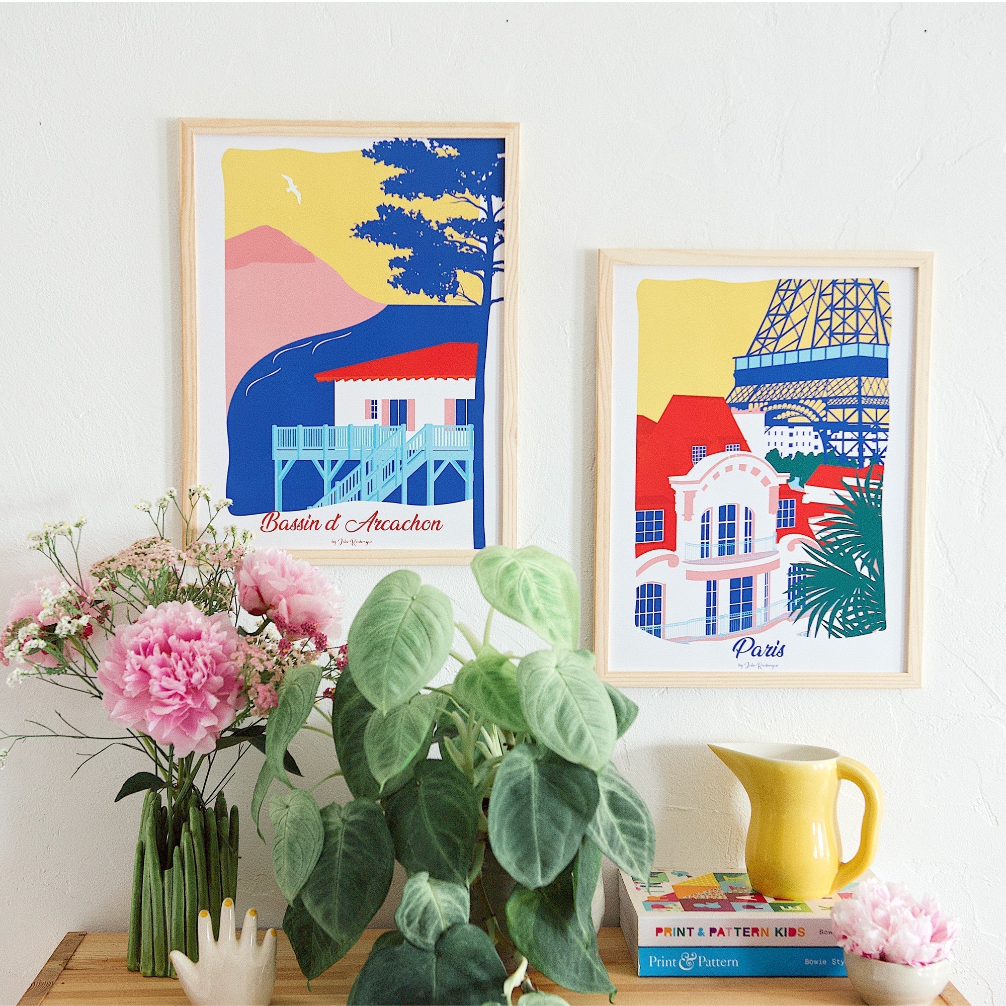  Mur d’affiches Cap Ferret et Arcachon de Julie Roubergue dans une salle à manger lumineuse à Bordeaux.