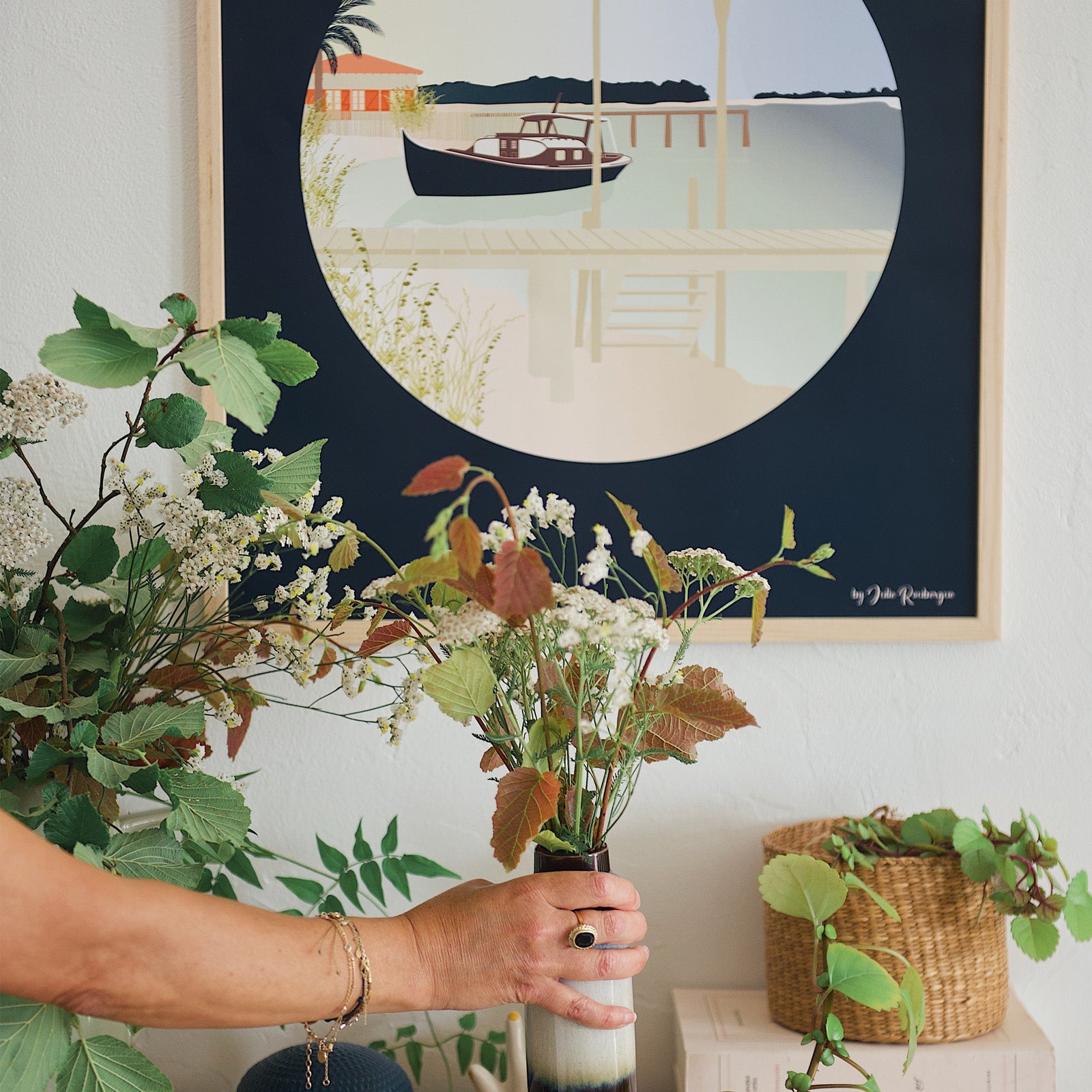 Illustration murale poétique intégrée dans un intérieur chaleureux en hiver