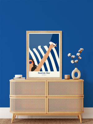 Affiche d’été style vintage avec serviette rayée et femme au soleil, déco bord de mer fraîche et élégante.