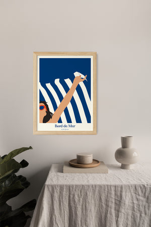 Affiche d’été style vintage avec serviette rayée et femme au soleil, déco bord de mer fraîche et élégante.
