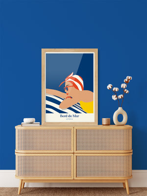 Affiche murale Plongeon Estival dans un intérieur lumineux, ambiance rétro chic et vacances bord de mer.
