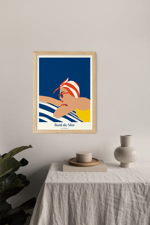 Affiche murale Plongeon Estival dans un intérieur lumineux, ambiance rétro chic et vacances bord de mer.