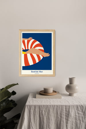 Affiche murale d’été avec bouée rayée rouge et jambes détendues, parfaite pour une déco fraîche et bord de mer.
