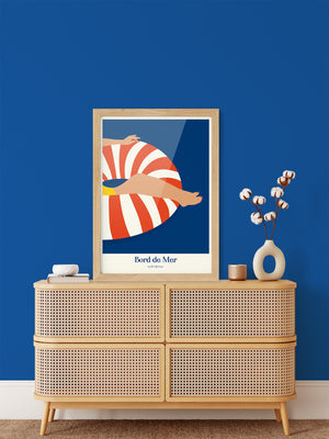 Affiche murale d’été avec bouée rayée rouge et jambes détendues, parfaite pour une déco fraîche et bord de mer.