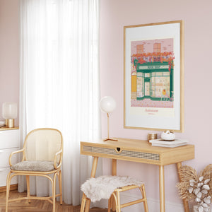 Affiche "Boutique Littéraire – Automne en Ville" accrochée dans un intérieur chaleureux, accompagnée de livres et de décorations automnales.