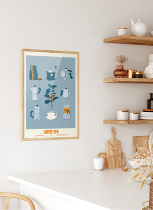 L’affiche "Coffee Time – Les Iconiques" en version bleue accrochée au mur au-dessus d’un coin café dans une cuisine moderne.