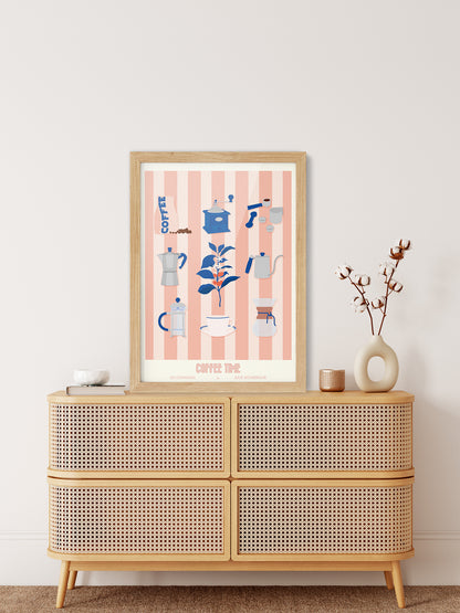 Affiche incarnadin "Coffee Time – Les Iconiques" décorant une salle à manger chaleureuse, style rétro chic.