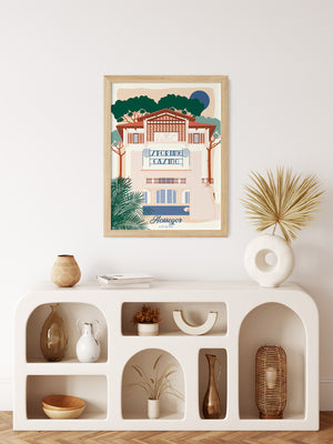 Affiche du Sporting d’Hossegor mise en scène dans un intérieur, parfaite pour une décoration balnéaire et raffinée.