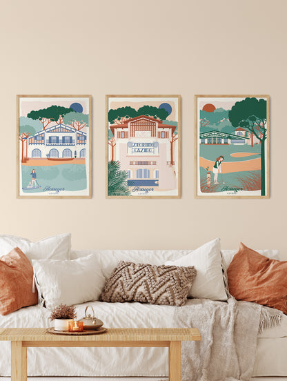 Affiches en triptyque sur Hossegor mises en scène dans un intérieur, parfaites pour une décoration balnéaire et raffinée.