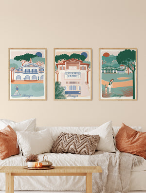 Affiches en triptyque sur Hossegor mises en scène dans un intérieur, parfaites pour une décoration balnéaire et raffinée.