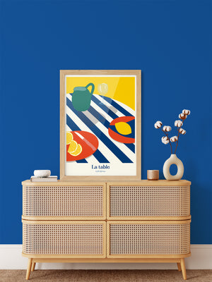 Affiche La Table d’Été dans une cuisine ensoleillée, ambiance fraîche, graphique et conviviale.
