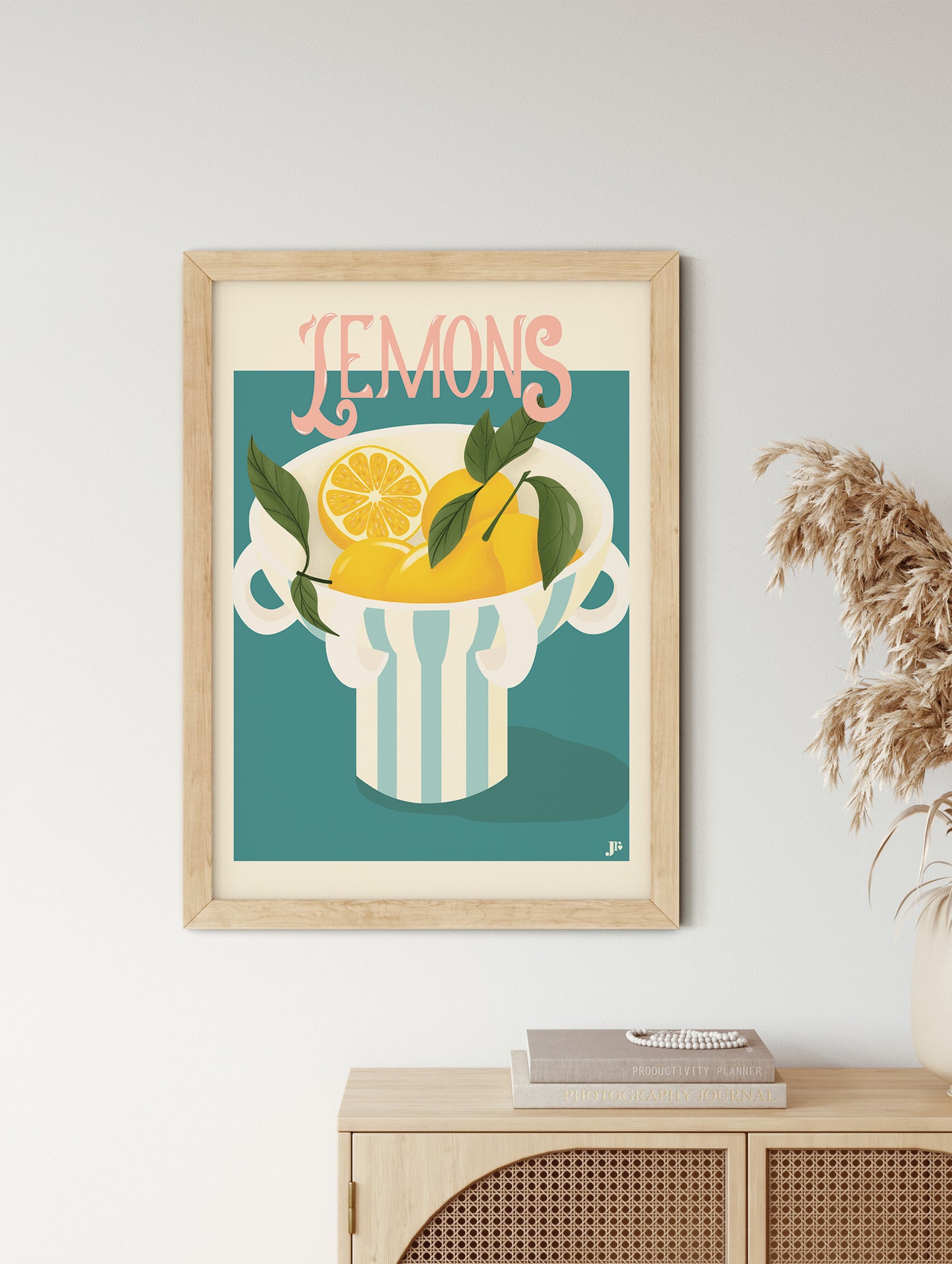 Affiche Lemons Bloom encadrée en bois clair, illustration citronnée lumineuse au style méditerranéen, présentée sur un mur clair.