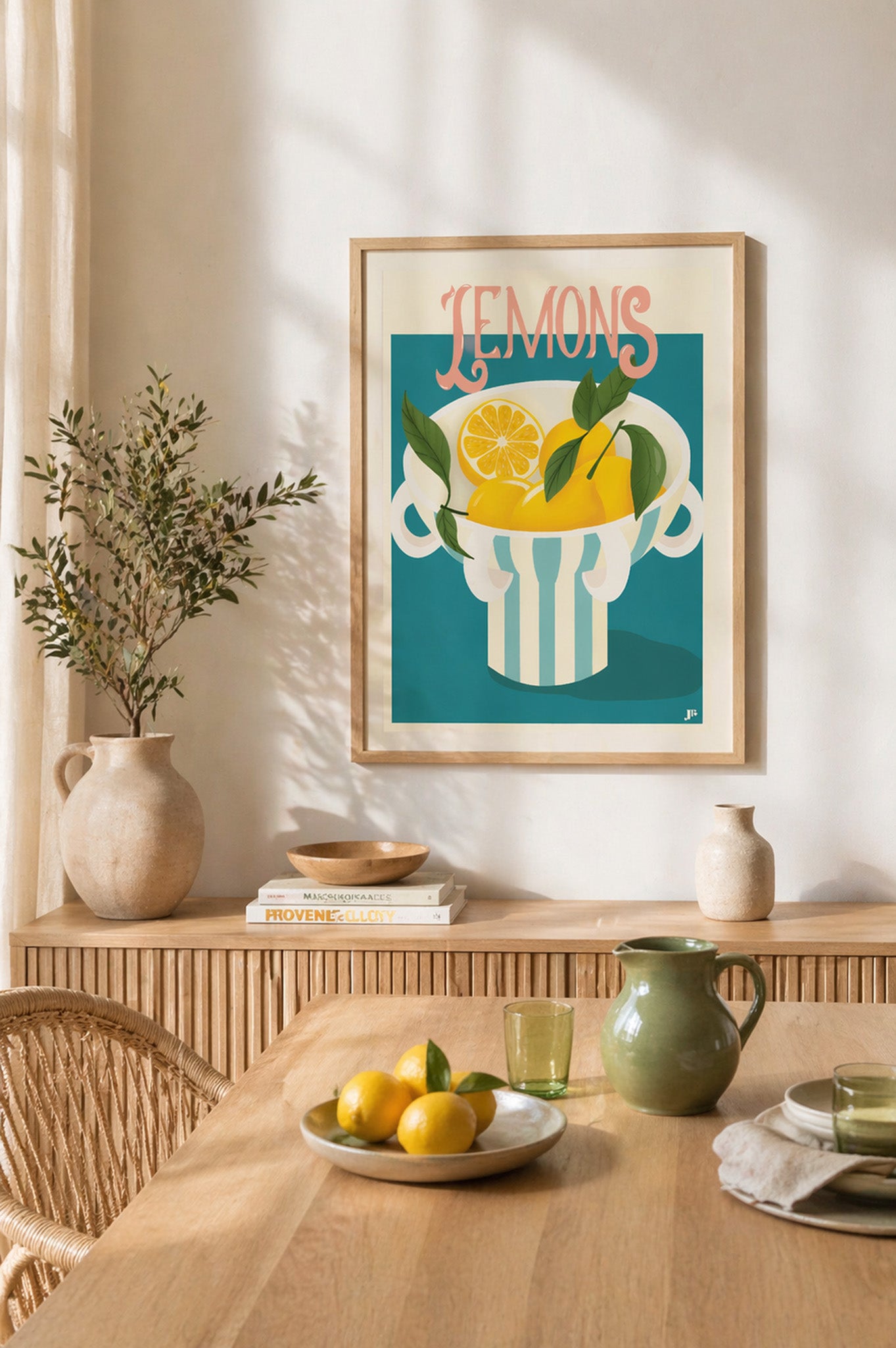 Affiche Lemons Bloom accrochée dans une cuisine ou une salle à manger lumineuse, ambiance douce, méditerranéenne et colorée.