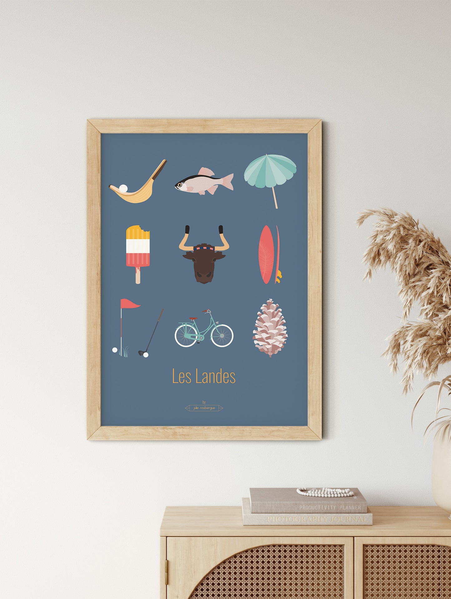 Affiche Les Landes – Les Iconiques en bleu, mise en scène dans une décoration murale naturelle et chaleureuse