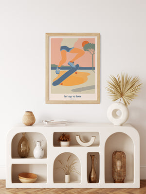 Affiche murale Let's Go to Skate mise en scène dans un intérieur, ambiance dynamique, surf et culture urbaine rétro.