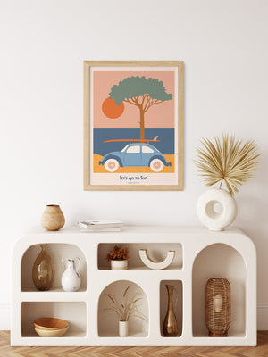 Affiche murale Let's Go to Surf mise en scène dans un intérieur, ambiance surf, road trip et vintage.