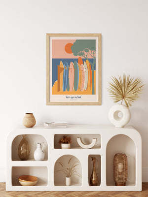Affiche murale Let's Go to Surf mise en scène dans un intérieur, idéale pour une déco surf, océan et ambiance rétro balnéaire.