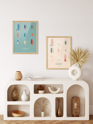 * Affiches Surfboards – Les Iconiques en couleurs vives et pastel, formats 30x40 cm, présentées côte à côte dans un intérieur moderne.