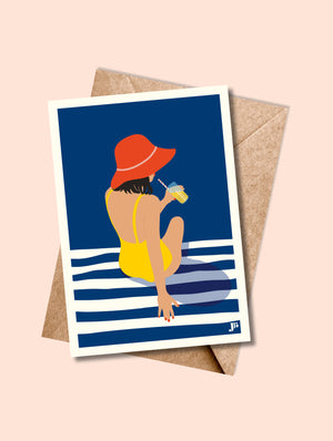 Carte postale Bord de Mer Pause Fraîcheur avec enveloppe assortie, posée sur fond clair.