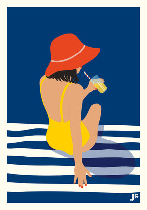 Illustration seule de la carte postale : femme en maillot jaune avec une citronnade sur une serviette rayée.