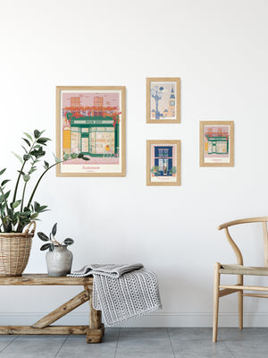 Composition murale avec la carte Boutique Littéraire – Automne en Ville et la carte Boutique Fleurie - Printemps en Ville, suggestion d’encadrement harmonieux.