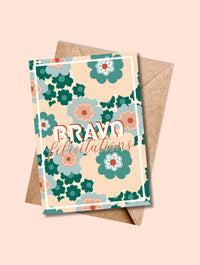 Carte BRAVO FÉLICITATIONS (version pastel) avec enveloppe crème assortie, mise en scène sur fond doux.