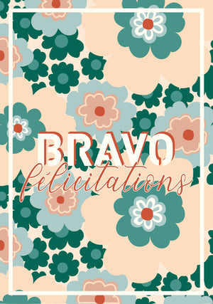 Carte postale BRAVO FÉLICITATIONS en version pastel avec motifs floraux rétro et typographie contrastée.