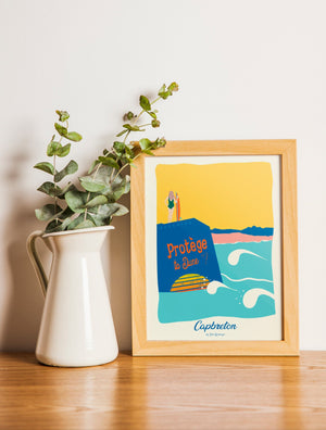 Carte postale illustrée intitulée “Capbreton, Le Spot” par Julie Roubergue, représentant un des fameux spot de surf de Capbreton , la plage de Santocha dans des tons vifs.