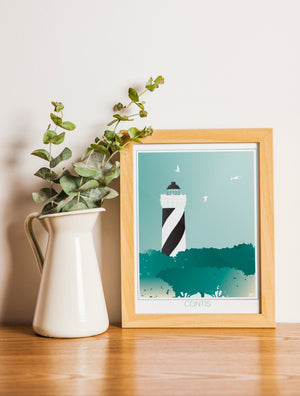 Carte postale illustrée intitulée “Contis, Le Phare” par Julie Roubergue, représentant le fameux phare emblématique des Landes dans des tons verts.