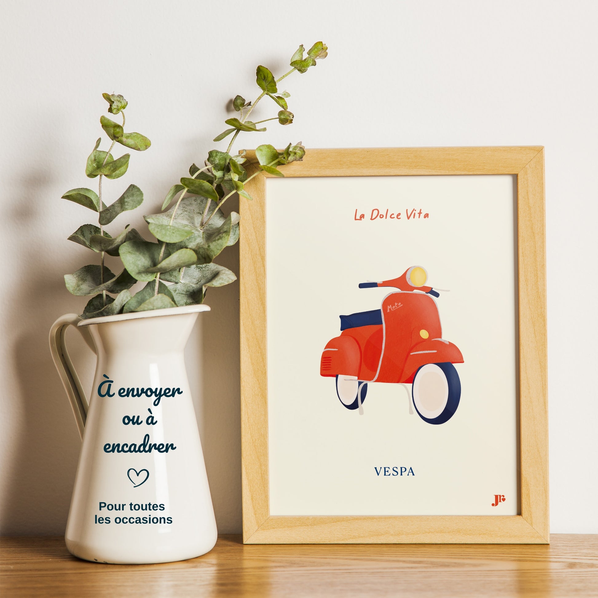 Carte postale Dolce Vita, Vespa en décoration sur bureau idée cadeau illustration Julieroubergue