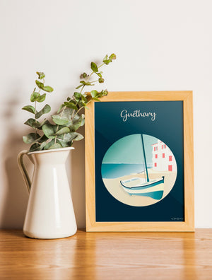 Carte postale illustrée intitulée “Guéthary, Le Port” par Julie Roubergue, représentant le fameux petit port de pêche de ce village de la côte basque avec un fond bleu profond.