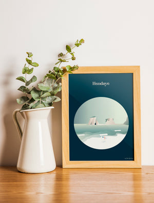 Carte postale illustrée intitulée “Hendaye, Les Jumeaux” par Julie Roubergue, représentant les fameux rochers de cette plage du Pays Basque avec un fond bleu profond.