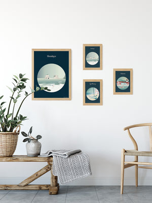 Cartes postales illustrées par Julie Roubergue,sur le thème du Pays Basque aux couleurs douces avec un fond bleu profond.