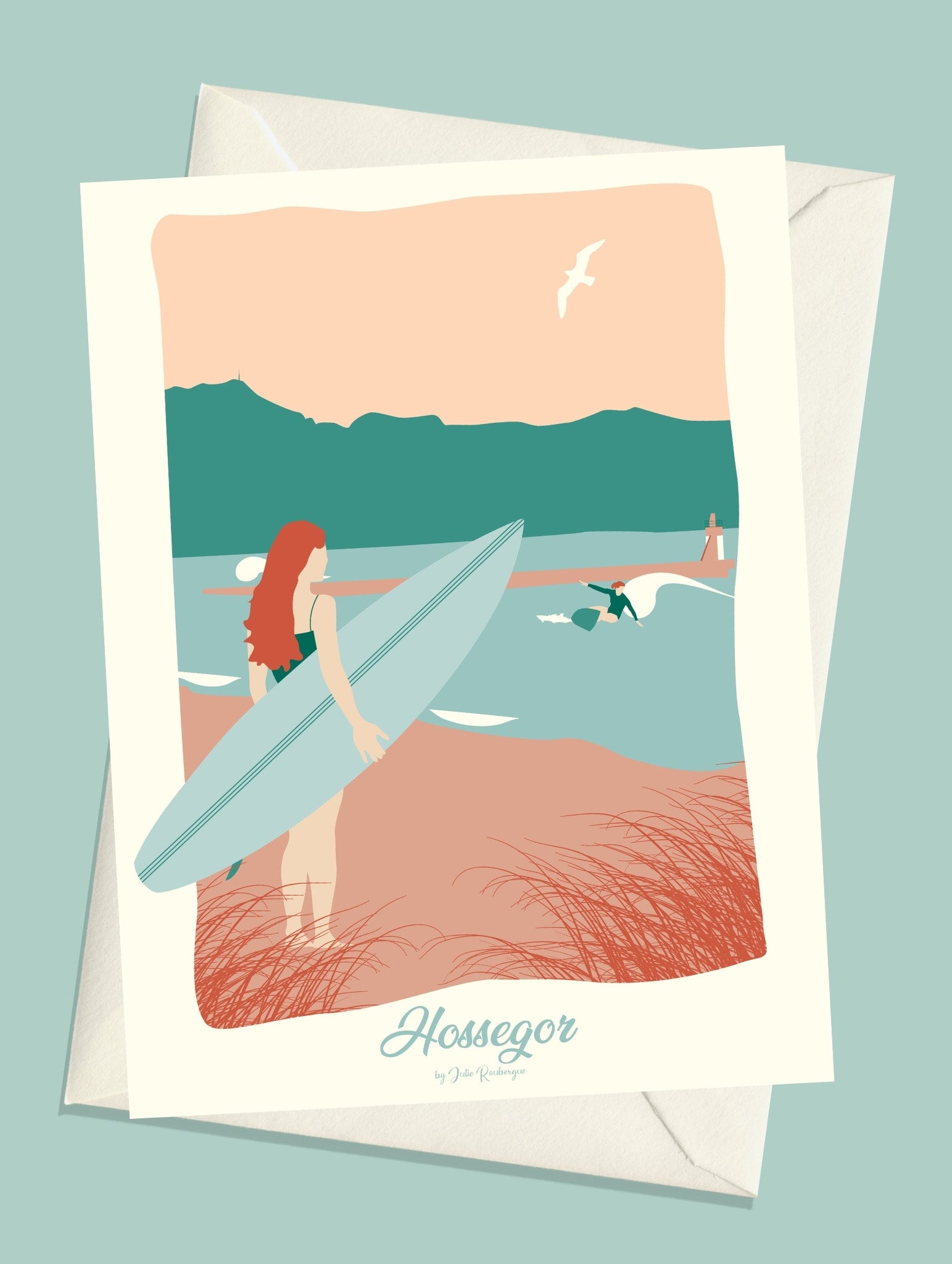 Carte postale illustrée intitulée “Hossegor, La Surfeuse” par Julie Roubergue, représentant une surfeuse prête à se jeter à l'eau.