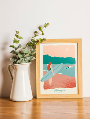 Carte postale illustrée intitulée “Hossegor, La Surfeuse” par Julie Roubergue, représentant une surfeuse prête à se jeter à l'eau.