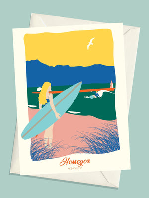 Carte postale illustrée intitulée “Hossegor, La Surfeuse” par Julie Roubergue, représentant une surfeuse prête à se jeter à l'eau.