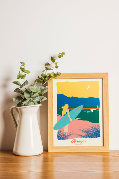 Carte postale illustrée intitulée “Hossegor, La Surfeuse” par Julie Roubergue, représentant une surfeuse prête à se jeter à l'eau.