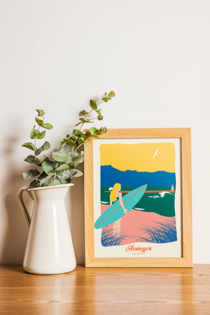 Carte postale illustrée intitulée “Hossegor, La Surfeuse” par Julie Roubergue, représentant une surfeuse prête à se jeter à l'eau.