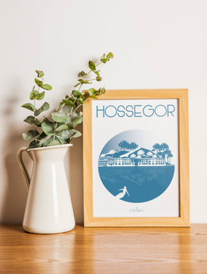 Carte postale illustrée intitulée “Hossegor, La Ville” par Julie Roubergue, représentant les lieux emblématiques de cette station blalnéaire de la côte landaise en bleuet.