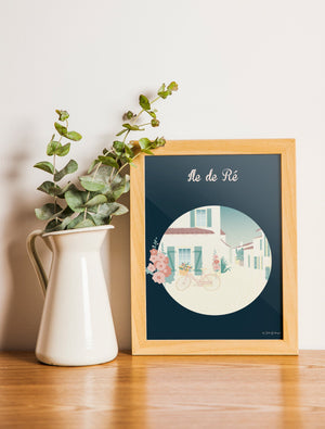 Carte postale "Île de Ré" encadrée au format 15x21 cm, illustrant une scène de village typique et poétique.