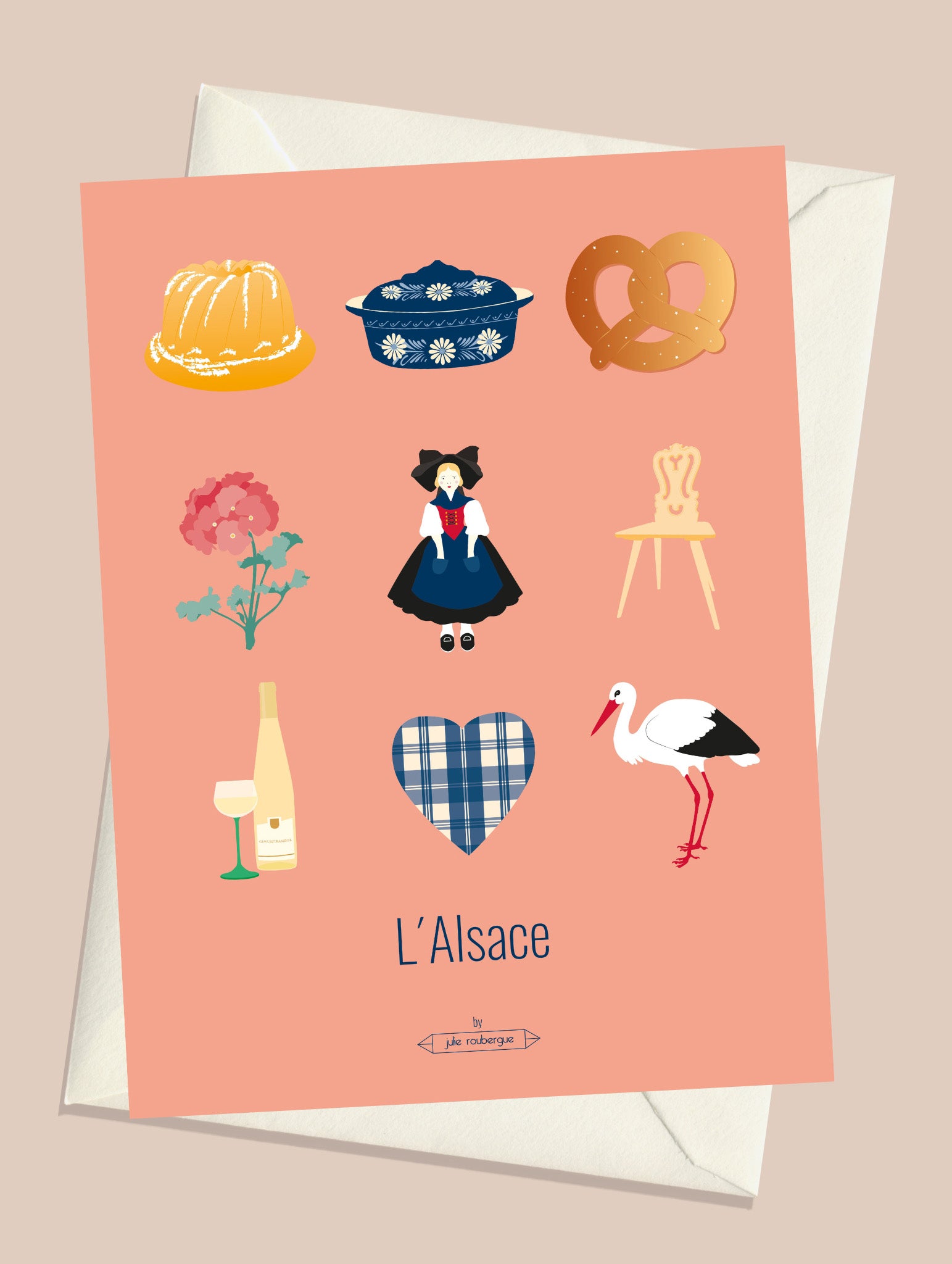 Carte postale L'Alsace – Les Iconiques avec son enveloppe assortie, objets emblématiques de la région alsacienne.