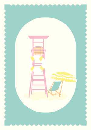 Carte postale L'Été, La Plage – illustration minimaliste d’un poste de secours rose avec une bouée, un transat vert et un parasol jaune sur sable clair.