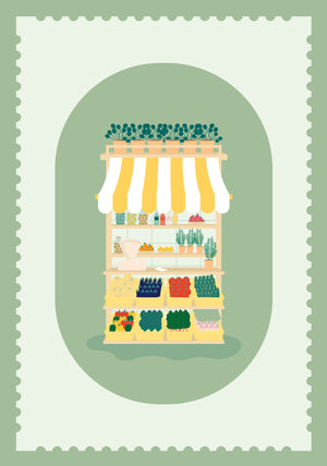 Carte postale L’Été, Le Petit Marché – illustration d’un stand de marché coloré avec fruits, légumes, herbes et auvent jaune et blanc sur fond vert.