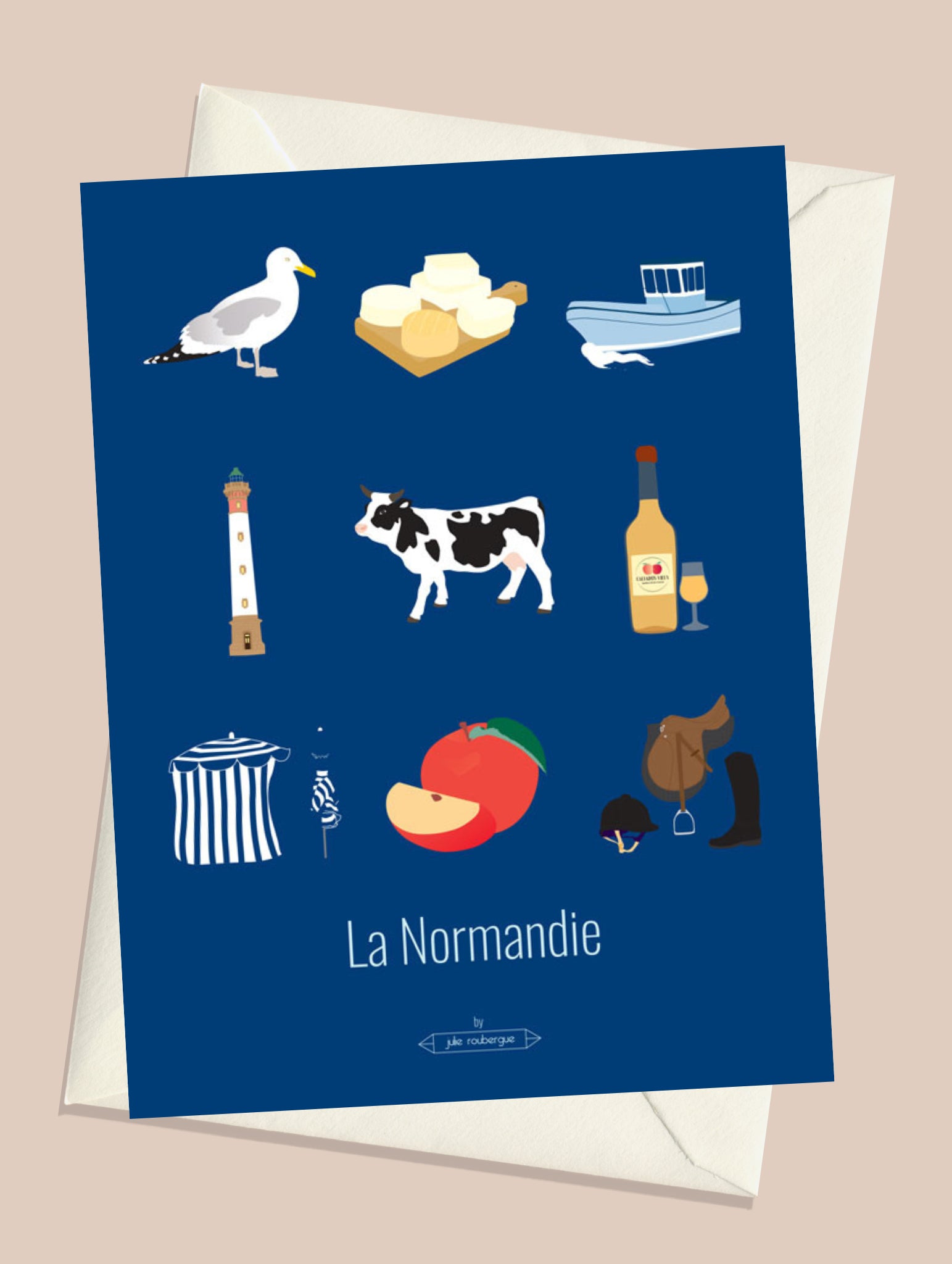 Carte postale La Normandie – Les Iconiques avec son enveloppe assortie, objets emblématiques de la région normande.