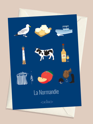 Carte postale La Normandie – Les Iconiques avec son enveloppe assortie, objets emblématiques de la région normande.