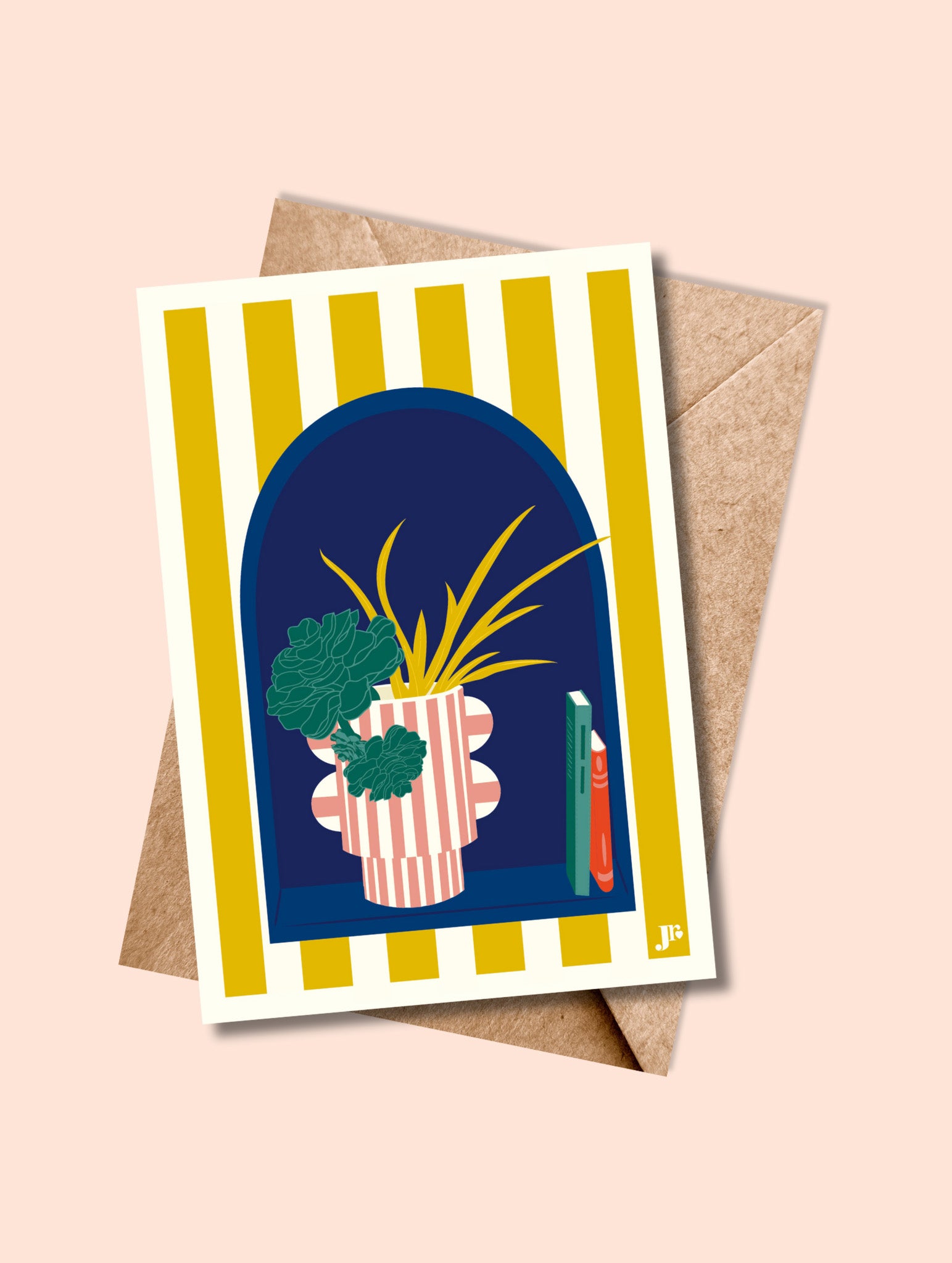 Carte postale La Succulente, illustration déco avec plante verte dans un vase rayé et livres.