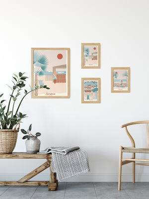 Carte postale Lacanau La Cabane mise en scène avec d'autres illustrations pour une déco murale inspirée du bord de mer.