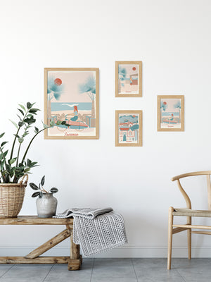 Carte postale Lacanau Le Vélo en mise en scène murale avec d'autres illustrations aux tons pastel.