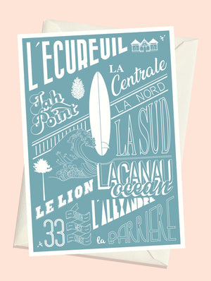 Carte postale Lacanau – Les Plages version bleue, illustration typographique et surf inspirée de l’océan Atlantique.